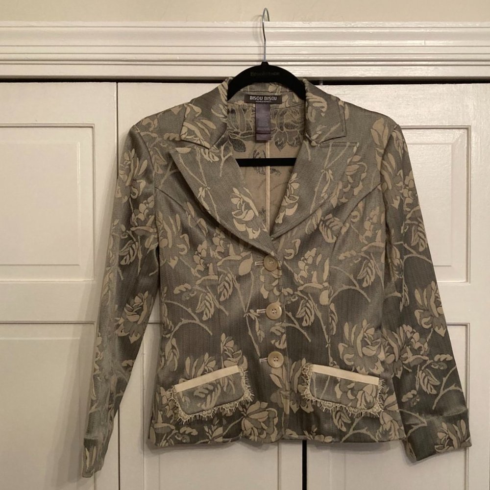 Very cute tapestry style light green and cream Bisou\Bisou   jacket.   Size 2.